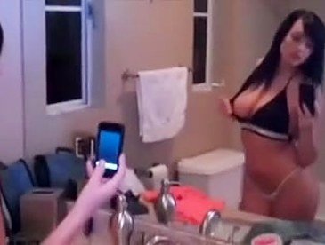 Masturbation dans la salle de bain