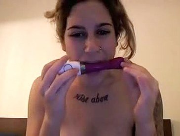 Brune en mal de baise se masturbe devant sa webcam